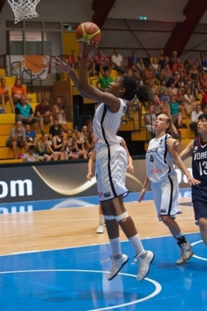 Isabelle Medjo au contrôle aérien (photo: FIBA.com) Isabelle Medjo au contrôle aérien (photo: FIBA.com)