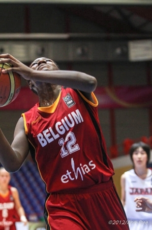 11 pts et 8 rebonds pour Laeticia Mpoyi (photo: Ann-Dee Lamour) 11 pts et 8 rebonds pour Laeticia Mpoyi (photo: Ann-Dee Lamour)