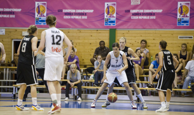Jaleesa Maes & Alisson Mai (12) face aux Allemandes (Photo: VFF FIBA Europe / Vaclav Mudra)