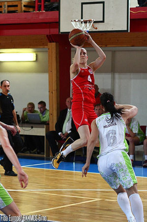 Anke De Mondt en action à Brno en Euroligue (photo: FIBA Europe) Anke De Mondt en action à Brno en Euroligue (photo: FIBA Europe)