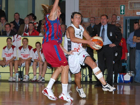 Martine Dujeux (photo Carlo Picchione/Novia Munalux) était déjà là en 1991 lors de la première rencontre européenne de St-Servais perdue 2 x face à d'autres Espagnoles, Dorna Valence (43-76 et 37-80) en 1991 ! Martine Dujeux (photo Carlo Picchione/Novia Munalux) était déjà là en 1991 lors de la première rencontre européenne de St-Servais perdue 2 x face à d'autres Espagnoles, Dorna Valence (43-76 et 37-80) en 1991 !
