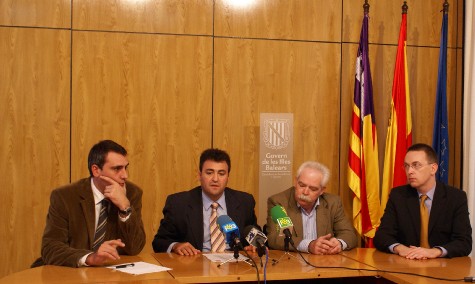 Jose Montero (Directeur de l'Euro-2007), Jose Luis Ballester (Directeur des Sports du Gouvernement des Iles Baléares), Jaume Estarrellas (Pdt de la Fédération des Baléares), Roland Groignet (Mallorcadiario.com)