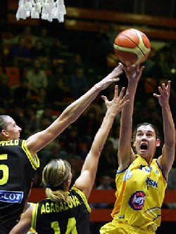 Sandra Le Dréan devant Kraayeveld et Agabalova (Photo: FIBAEurope.com)