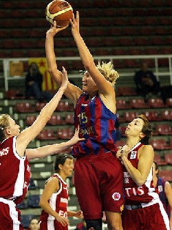 Kelly Schumacher face à Michelle Decors et Amélie Fiasse (photo: FIBAEurope.com) Kelly Schumacher face à Michelle Decors et Amélie Fiasse (photo: FIBAEurope.com)