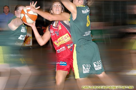 Amélie Fiasse (17pts, 12 rbds) face à Ann Winkelmans (victime d'une petite entorse) et Virginie Michiels (photo: Carlo Picchione/Novia Munalux) Amélie Fiasse (17pts, 12 rbds) face à Ann Winkelmans (victime d'une petite entorse) et Virginie Michiels (photo: Carlo Picchione/Novia Munalux)