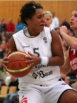 Jezabel Ohanian a fait mal (TSV Wasserburg/FIBA Europe) Jezabel Ohanian a fait mal (TSV Wasserburg/FIBA Europe)
