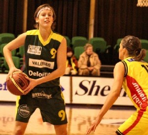 Eveline Decroos (22pts) face à Elzbieta Miedzik (photo: J.Decroos/SKW)