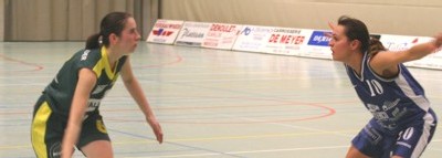 Ilse Van den Vonder (SKW), une grande maîtrise, une grosse présence face à Valérie Boydens (Waregem) (photo: J. Decroos/SKW) Ilse Van den Vonder (SKW), une grande maîtrise, une grosse présence face à Valérie Boydens (Waregem) (photo: J. Decroos/SKW)