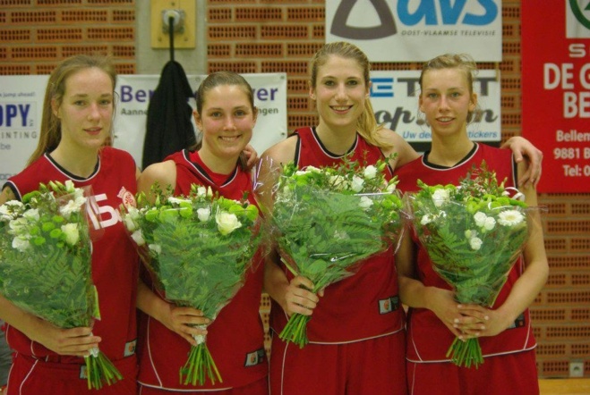 An-Sophie Debondt, Liz Schmitz, Lieselot Malfait et Evi Wezenbeek ont pris congé samedi de leurs couleurs gantoises (photo: jeugd Gentson) An-Sophie Debondt, Liz Schmitz, Lieselot Malfait et Evi Wezenbeek ont pris congé samedi de leurs couleurs gantoises (photo: jeugd Gentson)
