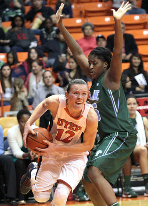 Anete Steinberga en action avec UTEP Anete Steinberga en action avec UTEP