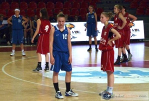 Elise Ramette (en bleu) vs Lola Frabel (en rouge): duel de début de match Elise Ramette (en bleu) vs Lola Frabel (en rouge): duel de début de match