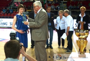 Lore Devos (21 points et 11 rebonds) reçoit le trophée de MVP Lore Devos (21 points et 11 rebonds) reçoit le trophée de MVP