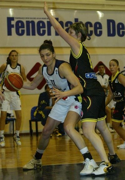 Nevriye Yilmaz face à Floriane Herrscher (photo: Caferağa Spor Salonu) Nevriye Yilmaz face à Floriane Herrscher (photo: Caferağa Spor Salonu)