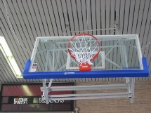 ça ? ce sont les nouveaux panneaux à Kortrijk. Ceux qui connaissent la salle savent que ce n'est pas du luxe... (photo: Kortrijk Sp.) ça ? ce sont les nouveaux panneaux à Kortrijk. Ceux qui connaissent la salle savent que ce n'est pas du luxe... (photo: Kortrijk Sp.)