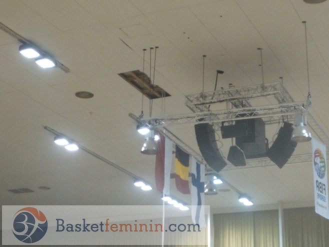 Euro-2015/Qualifs - Oups, un pan du plafond de la salle d'Helsinki s'effrondre !
