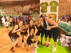 She Got Game - La sortie parisienne de Marjorie Carpréaux, Nina Crélot, Charlotte Ippersiel, Virginie Michiels et Ellen Lauwers She Got Game - La sortie parisienne de Marjorie Carpréaux, Nina Crélot, Charlotte Ippersiel, Virginie Michiels et Ellen Lauwers