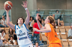 Spanou (Grè) face à Rihanne De Roos (Ned/photo: FIBA Europe/Robert Hoffmann))