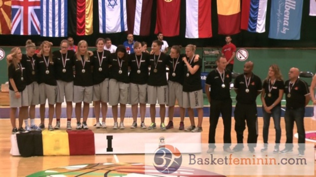 Euro U20 B - Le podium, les médailles d'or, Julie Vanloo MVP