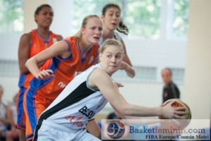 Une première occasion contre les Suédoises (photo: FIBA Europe/Cosmin Motei)