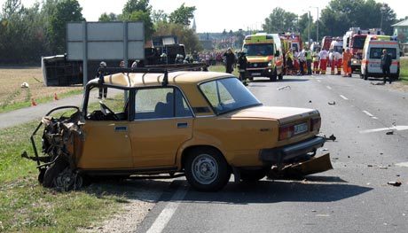 A l'arrière-plan, le bus couché sur le flanc (photo: www.jutarnji.hr) A l'arrière-plan, le bus couché sur le flanc (photo: www.jutarnji.hr)