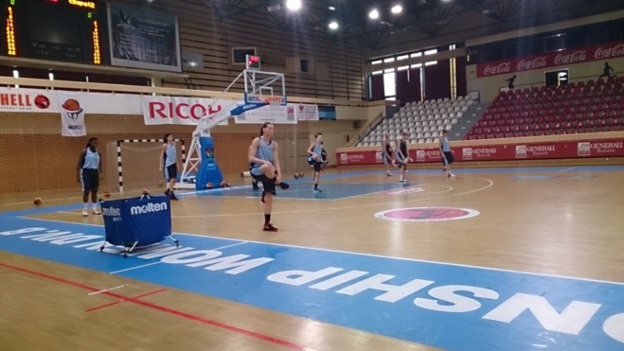 Dans la salle de Miskolc au warm-up (photo S. Kovaleni)