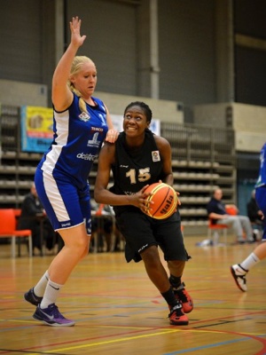 Diane Schuetze, ici face à Laetitia Mpoyi (SKW) - Photo: King Chan Diane Schuetze, ici face à Laetitia Mpoyi (SKW) - Photo: King Chan