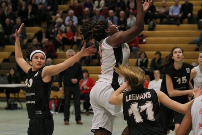 Shanavia Dowdell a fait mal (photo: Eddy Lippens) Shanavia Dowdell a fait mal (photo: Eddy Lippens)