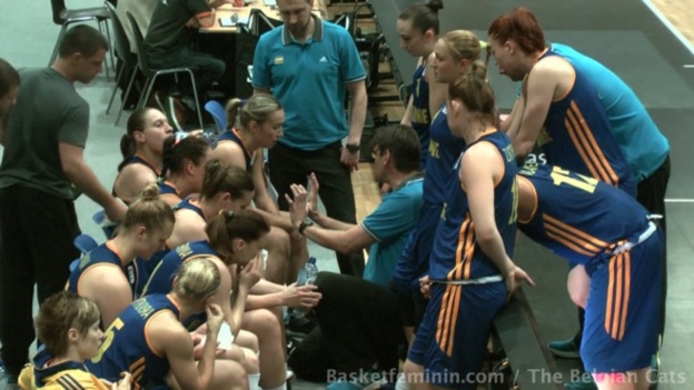 Le coach et ses joueuses face à l'Italie le vendredi Le coach et ses joueuses face à l'Italie le vendredi