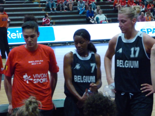 Noémie Mayombo (entre Lara Gaspar et Laurence Van Malderen) a poussé le ballon pour les Cats Noémie Mayombo (entre Lara Gaspar et Laurence Van Malderen) a poussé le ballon pour les Cats