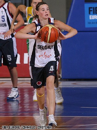 Avec Sarah Deneil, Jasmine Rosseel redresse la tête (photo: FIBAEurope.com)