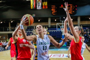 Les Lituaniennes prises en tenaille (Photos: Raymond Vysniauskas) Les Lituaniennes prises en tenaille (Photos: Raymond Vysniauskas)