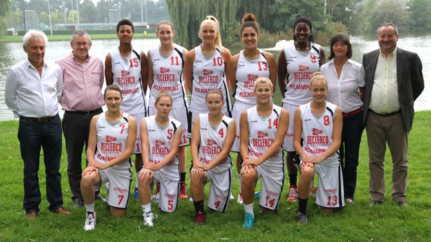 En haut, de gauche à droite: Marc Foucart (coach) Philippe Delmulle (président), Alyssa Bennett (USA), Lore Cappoen, Loyce Bettonvil (P-B), Lara Gaspar, Shanavia Dowdell (USA), Hilde Dhondt (assistante), Francky Waelkens (manager). En bas: Miete Celus, Ann Schyvens, Inge Meylemans, Sien Devliegher, Celine Lemmens (photo: DS Waregem/Eddy Lippens) - à rajouter Inesa Visgaudaite et Loes Breughe