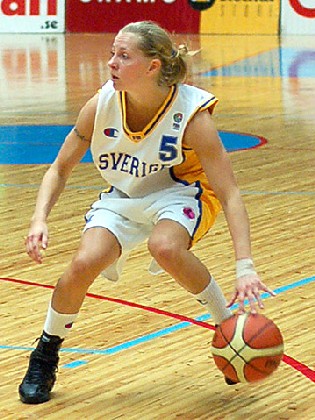 Triple joute face à Jennie Maria Näsström et aux Suédoises (photo: FIBAEurope.com)