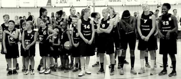 SKW se met en place avec encore et toujours de jeunes joueuses derrière (photo: SKW/King Chan)