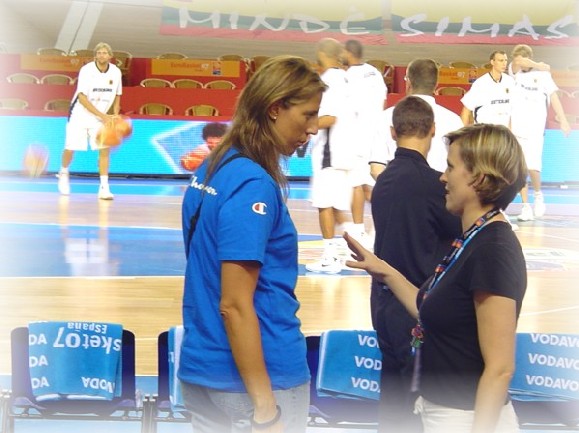 Betty Cebrian, attachée pour l'Allemagne de Nowitzki (que l'on voit dans le fond) avec Johanna Sutherland, la 2e non-européenne de l'organisation de l'Eurobasket Betty Cebrian, attachée pour l'Allemagne de Nowitzki (que l'on voit dans le fond) avec Johanna Sutherland, la 2e non-européenne de l'organisation de l'Eurobasket