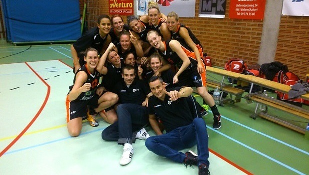 Une première victoire qui vaut bien une photo (photo: basketwillebroek/Aline Lenaerts) Une première victoire qui vaut bien une photo (photo: basketwillebroek/Aline Lenaerts)