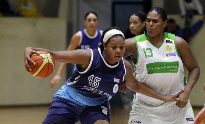 Courtney Paris dans la raquette (photo: http://sporbirligi.istanbul.edu.tr) Courtney Paris dans la raquette (photo: http://sporbirligi.istanbul.edu.tr)