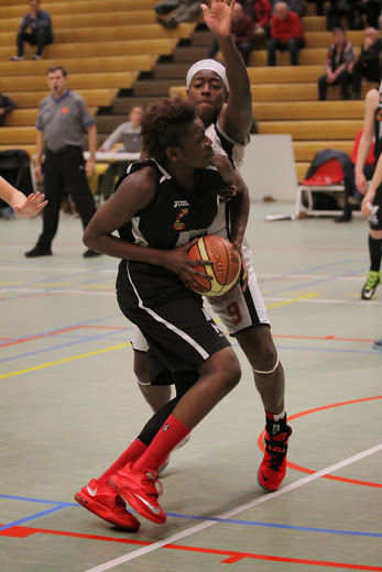 Duel entre Hatty Nawezhi et Shanavia Dowdell (photo: Eddy Lippens) Duel entre Hatty Nawezhi et Shanavia Dowdell (photo: Eddy Lippens)