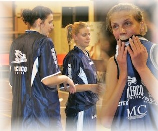 Alke Dietel, même si elle était blessée samedi, et Inge Op de Beeck récoltent les trois points, Irina Medvedeva n'en revient pas (photo: D. Dumoulin) Alke Dietel, même si elle était blessée samedi, et Inge Op de Beeck récoltent les trois points, Irina Medvedeva n'en revient pas (photo: D. Dumoulin)