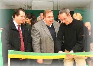 Inauguration officielle samedi soir du parquet à SKW avec de gauche à droite, l'Echevin des Sports, Eric Janssens, le Bourgemestre Eddy Vercammen et le président de SKW, Hans De Meyer (photo: J. Decroos)