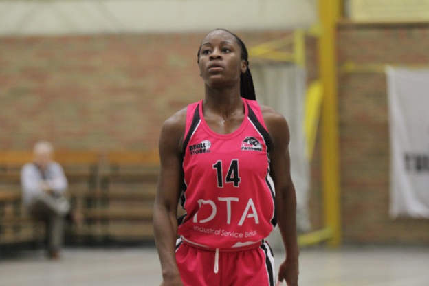 Manu Mayombo vire du rose au rouge (photo: Eddy Lippens)