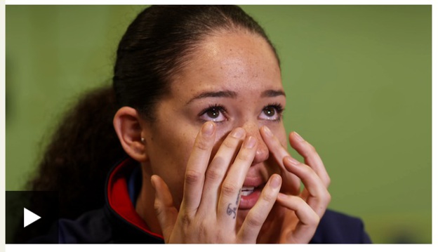 Azania Stewart n'a pu retenir ses larmes Azania Stewart n'a pu retenir ses larmes