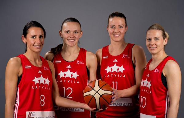 Anete Steinberga dans les 12 de l'Euro, avec Gunta Basko (8), Anete Jekabsone (10) et Aija Putnina (11) (photo: basket.lv)