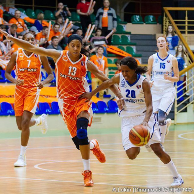 Ici face à Candace Parker et Sandrine Gruda (Ekaterinburg) Ici face à Candace Parker et Sandrine Gruda (Ekaterinburg)