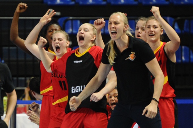 Ann Wauters s'est prise au jeu chez les jeunes (photo: FIBA.com)