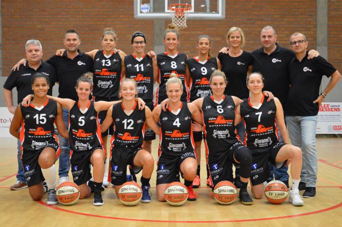 De haut en bas, de gauche  à droite: Robert Milbouw (délégué), Michel Ruelens (coach), An Boel, Carolien Verbandt, Petra Vanhoven, Ines Beaurang, Veronique Mans (teammanager), Sven De Smedt (scouting), Frank Brak (assistent coach). En bas: Rebecca Agbiamo, Steffi De Bie, Sarah Vanhoutte, Karen Hendrickx, Vreny Van Driel, Astrid Roekens.