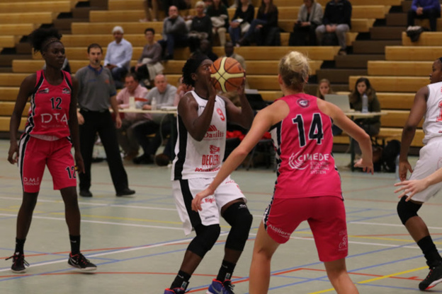 Duel entre Shanavia Dowdell et Charlotte Ippersiel (photo: Eddy Lippens) Duel entre Shanavia Dowdell et Charlotte Ippersiel (photo: Eddy Lippens)