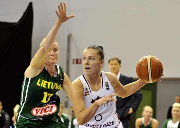 Dita Rozenberga (Spirou Monceau) victorieuse avec la Lettonie (photo: FIBA/Roman Koksarov)