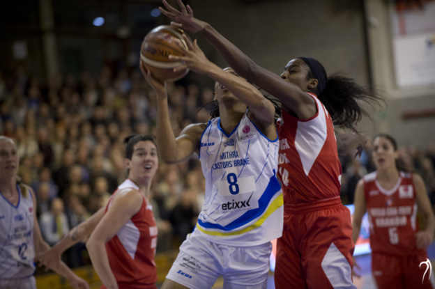 Celeste Trahan-Davis en lutte avec Devreaux Peters (Photo: Serge Thomas)