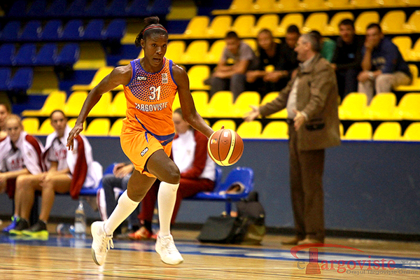 Chrissy Givens sous le maillot de Targoviste (photo: maniabasket.com)